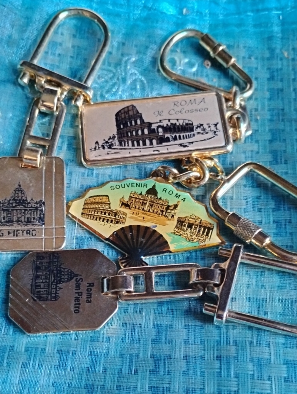 Roma Souvenir Keychain Set - Gold and Silver